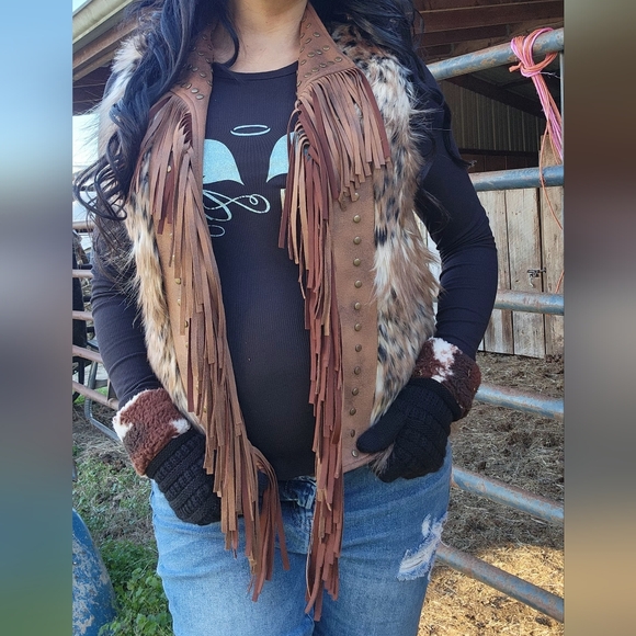 Powder River Women's Faux Fur Vest - Brown - Picture 2 of 6